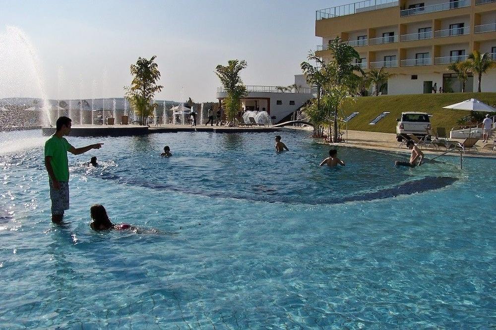 Ramada By Wyndham Furnaspark Formiga Bagian luar foto