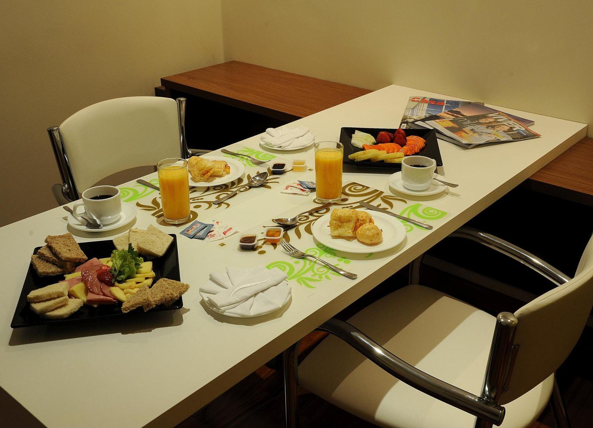 Ramada By Wyndham Furnaspark Formiga Bagian luar foto